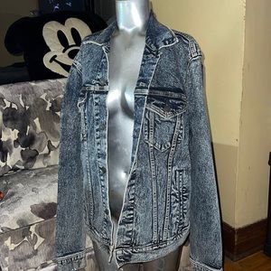 Unisex acid wash denim Levi’s button up jacket with pockets.
